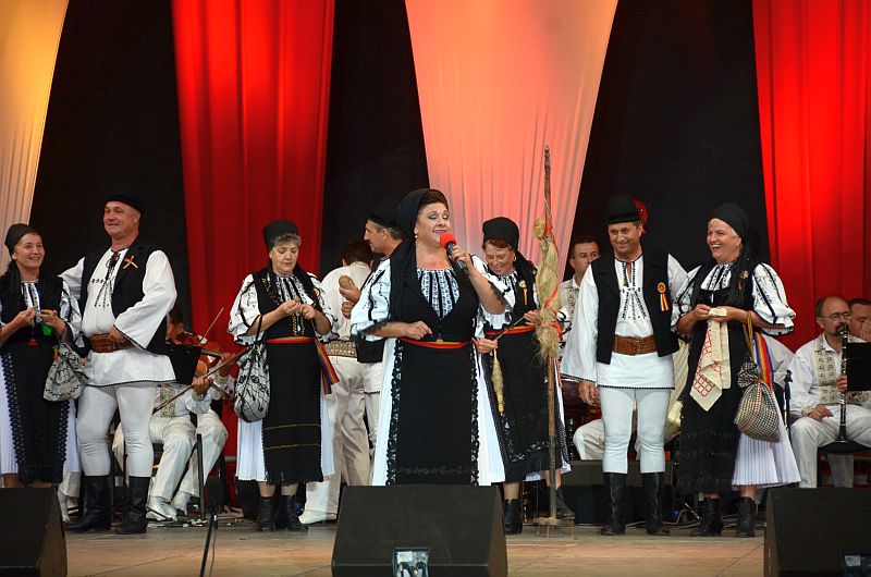 festivalul-quot-cantecele-muntilor-quot-a-debutat-cu-delicii-culinare-urmeaza-spectacolele-din-piata-mare-33612