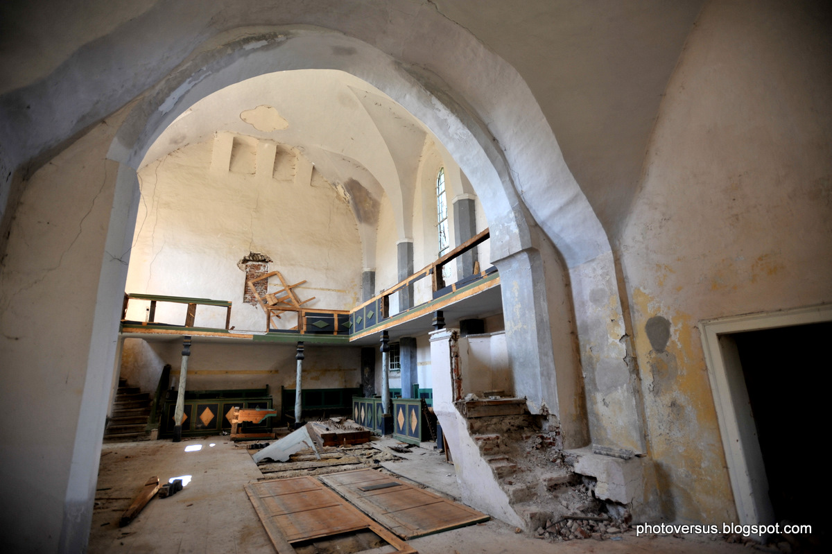 Interiorul devastat al bisericii din Dobârca (sursa foto: photoversus.blogspot.com)