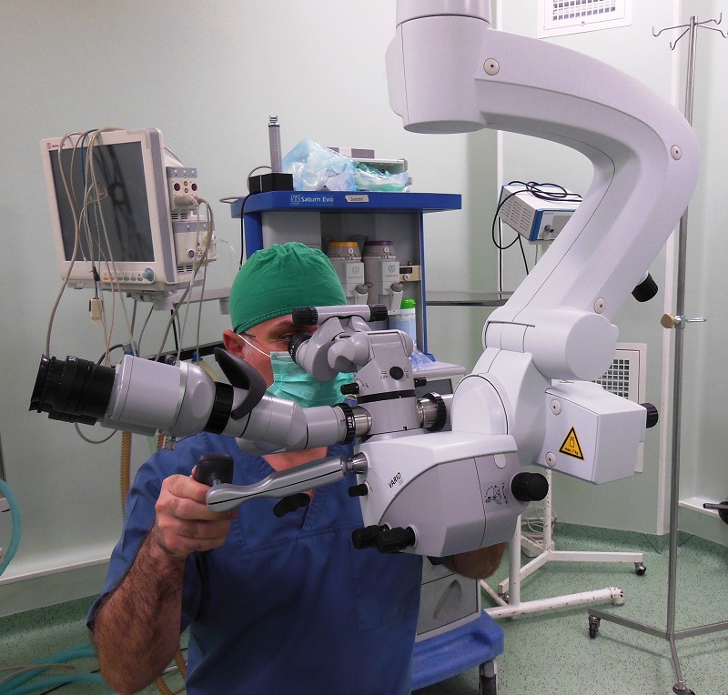 Dr. Saceleanu  microscop operator