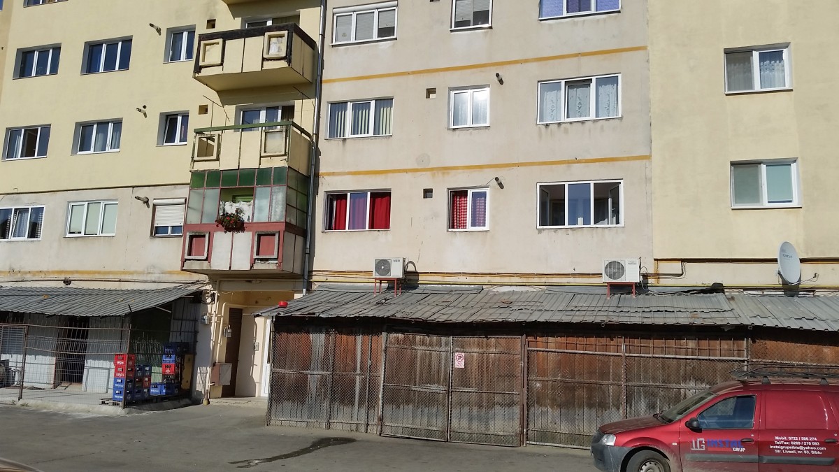 Viata in Sibiu Baraci improvizate lipite de bloc pe Calea Cisnadiei 3