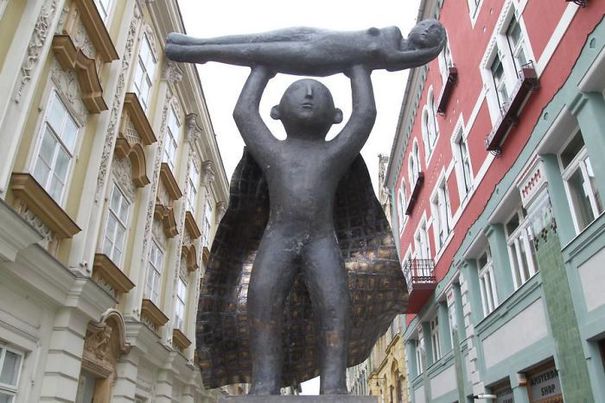 statuia-superman