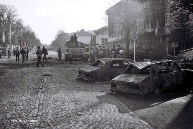 sibiu_masini-incendiate-la-sediul-militiei-revolutie-1989