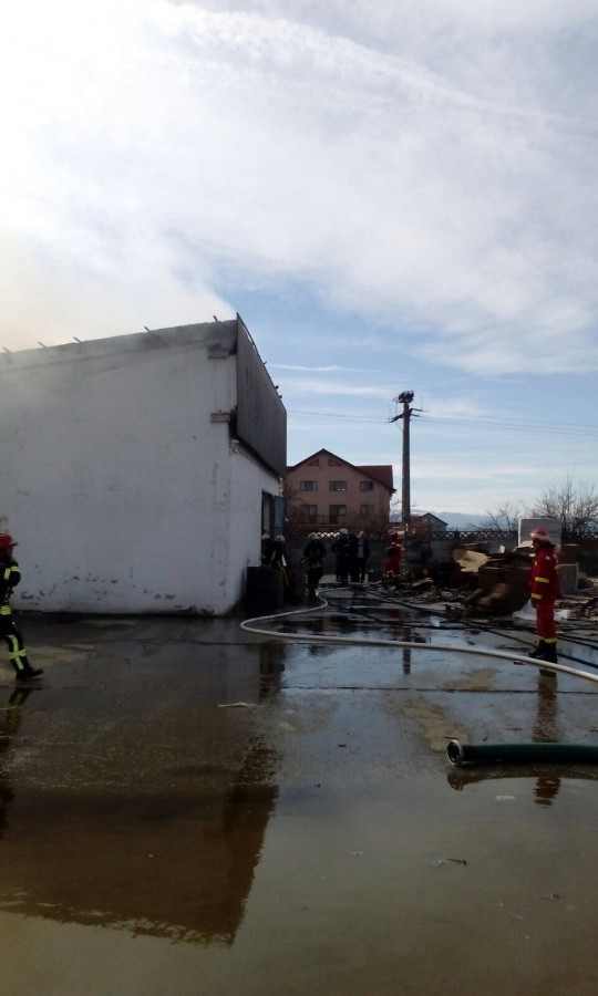 incendiu ISU pompieri (2)