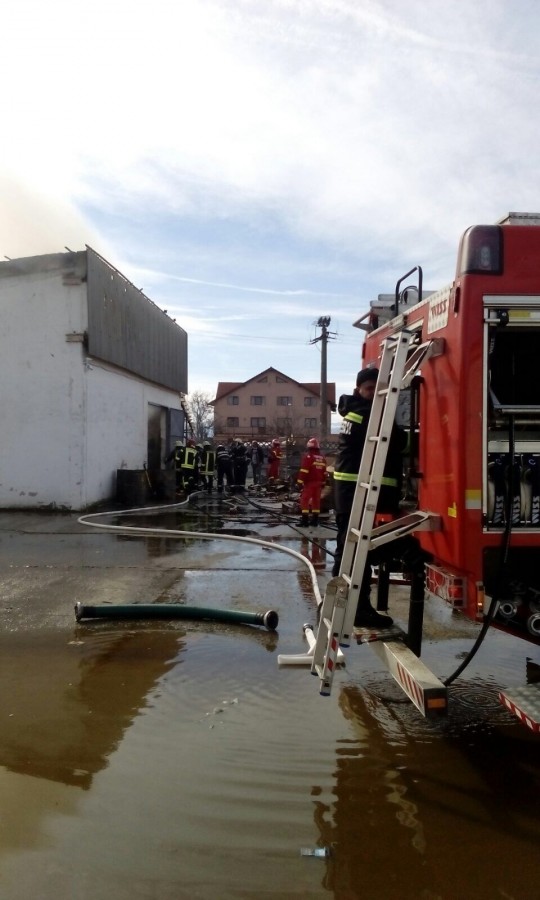 incendiu ISU pompieri (3)
