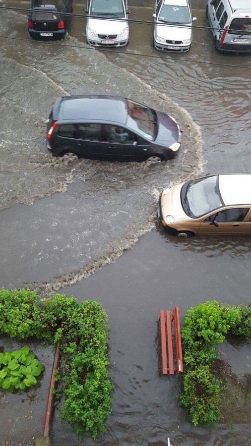 inundatii strada hategului ploaie (3)