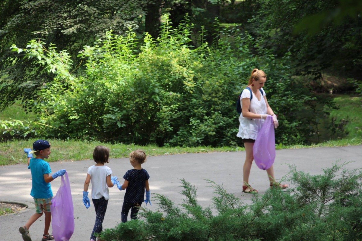 joaca de-a ecologia parcul sub arini gunoaie copii curatenie deseuri (2)