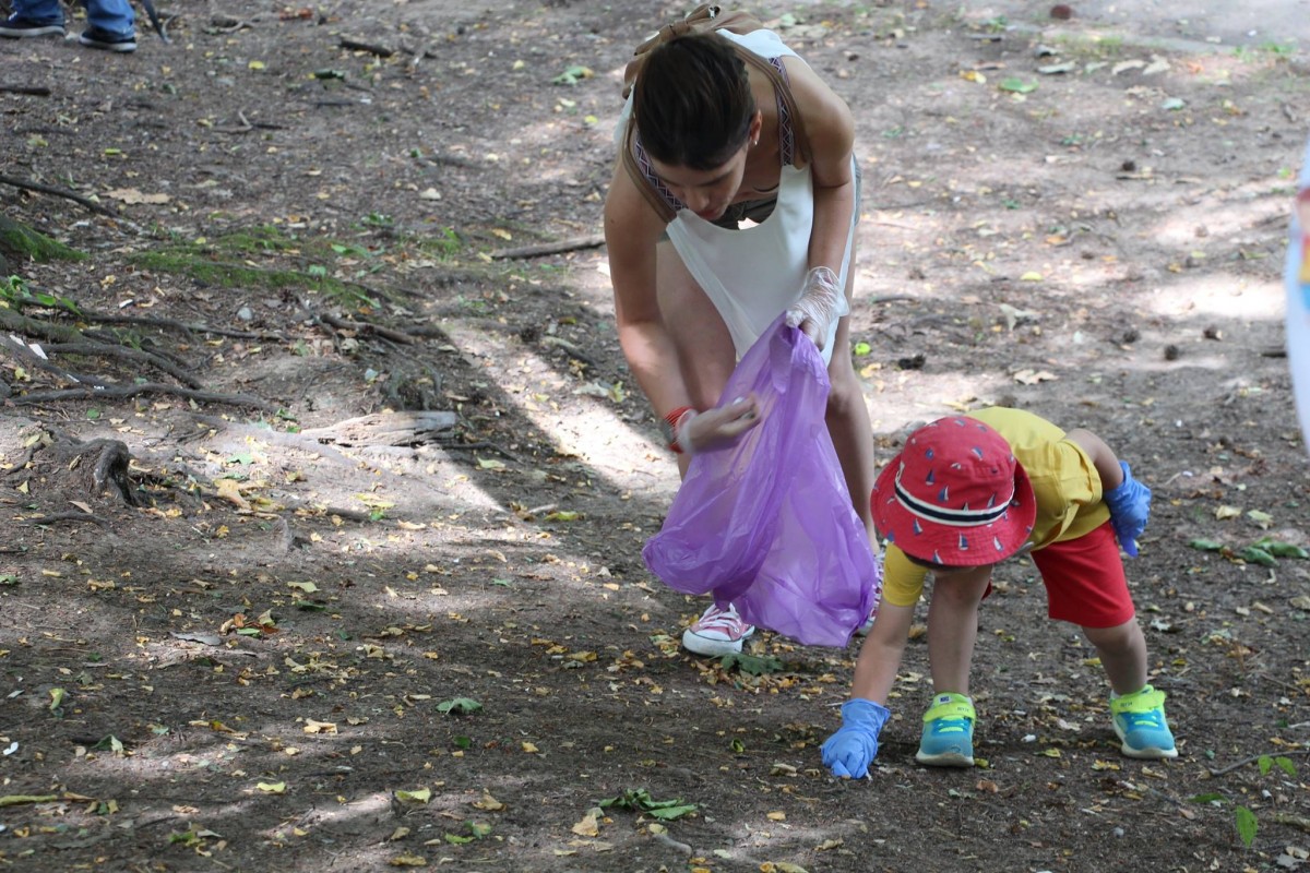 joaca de-a ecologia parcul sub arini gunoaie copii curatenie deseuri (3)