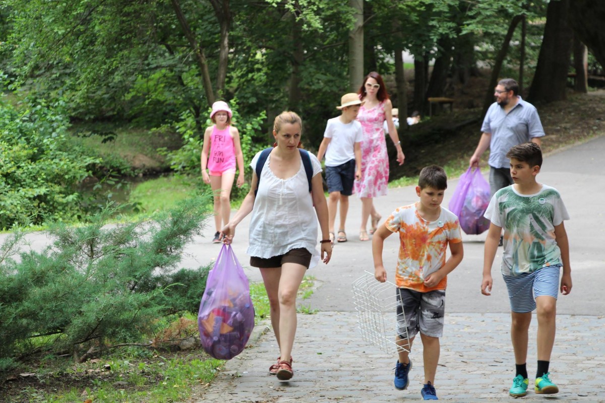 joaca de-a ecologia parcul sub arini gunoaie copii curatenie deseuri (4)