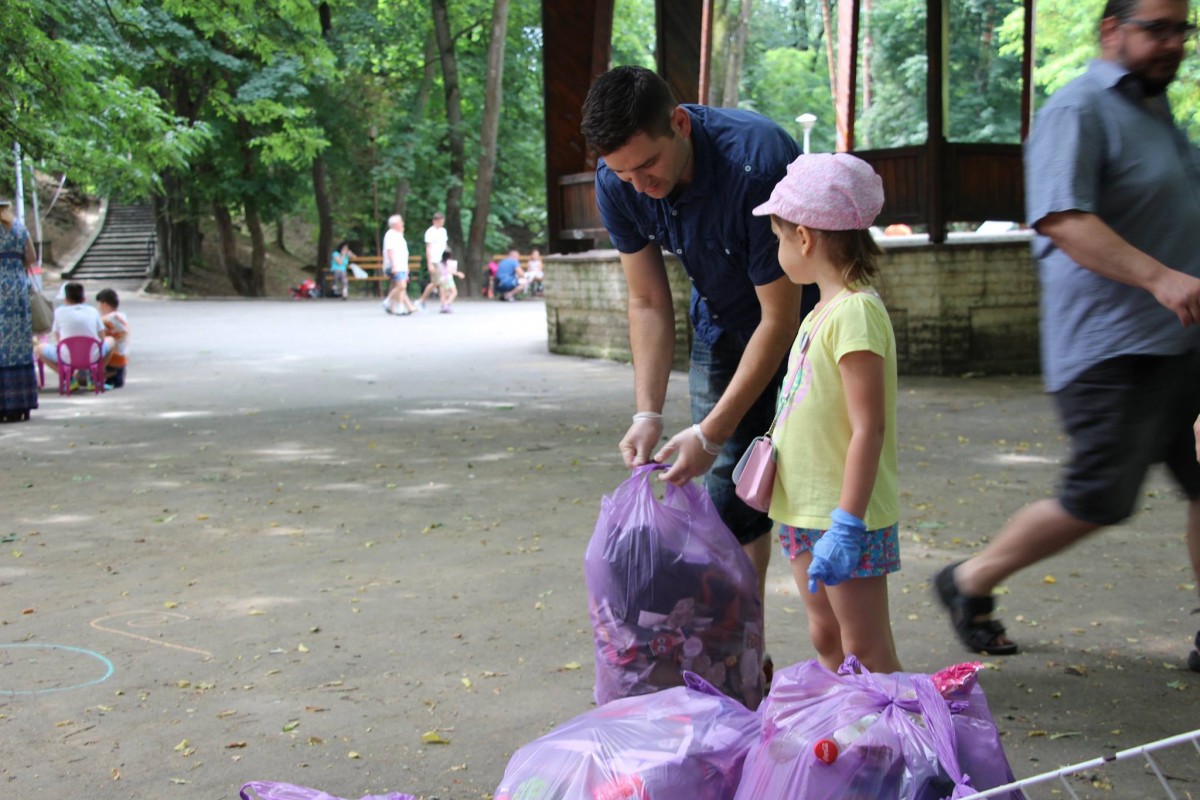 joaca de-a ecologia parcul sub arini gunoaie copii curatenie deseuri (5)