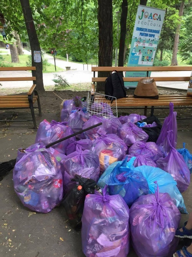 joaca de-a ecologia parcul sub arini gunoaie copii curatenie deseuri (7)