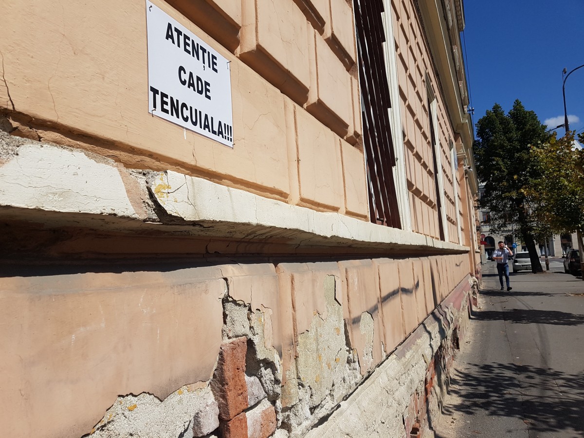 colegiul agricol cade tencuiala (2)