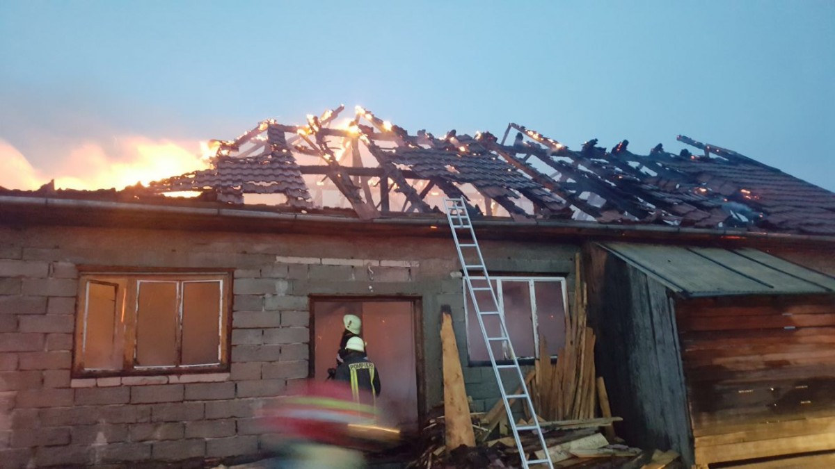 incendiu ISU pompieri (1)
