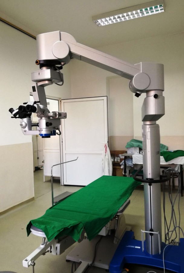 microscop operator oftalmologie