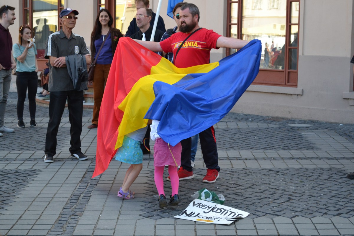 La protestul din Sibiu unii părinți au venit cu copii FOTO Ion Surdu