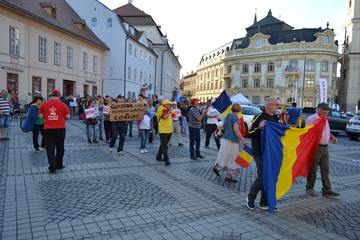 Manifestanții au făcut un tur al Pieții Mari din Sibiu înainte de a porni la marș FOTO Ion Surdu