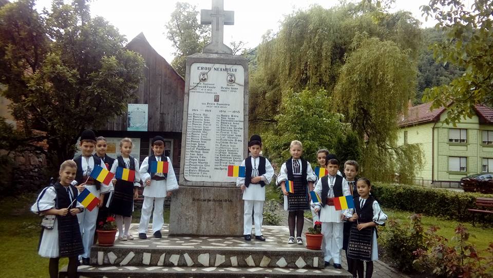 Elevii din Tilișca au cinstit memoria eroilor neamului FOTO Facebook.com/scoalatilisca