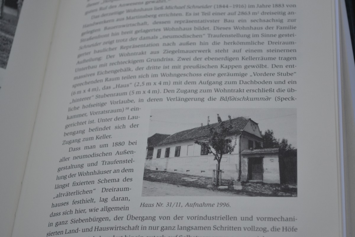 Casa în care astăzi e pensiunea Veseud 11, într-o carte dedicată fiecărei gospodării din localitate, în limba germană