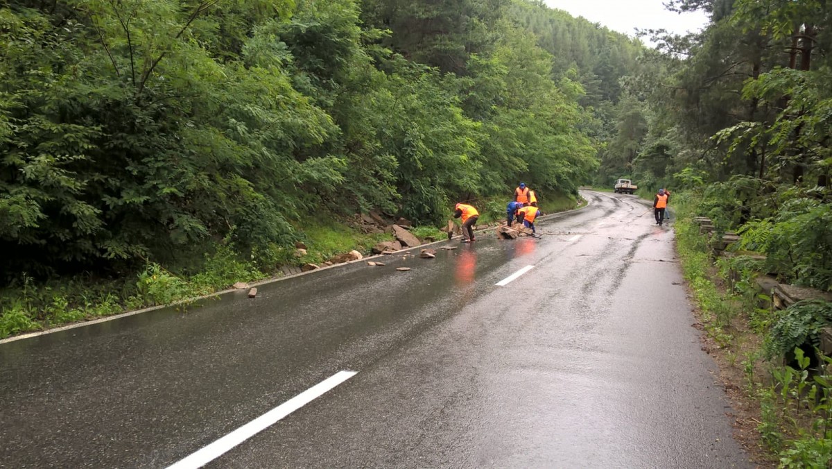 muncitori drumuri sibiu paltinis inundatii pietre (1)