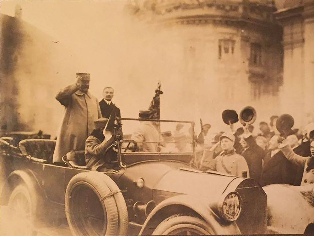 Centenar - intrarea General Berthelot și Maniu în Piața Mare