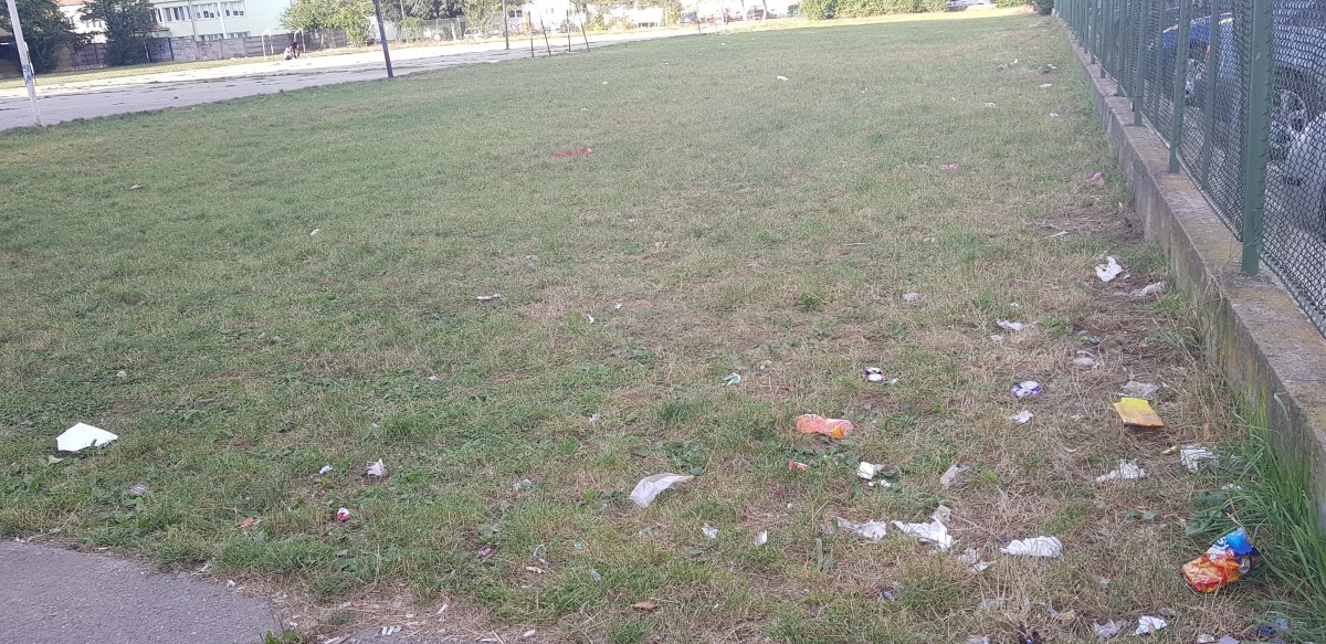 gunoi pe teren de sport