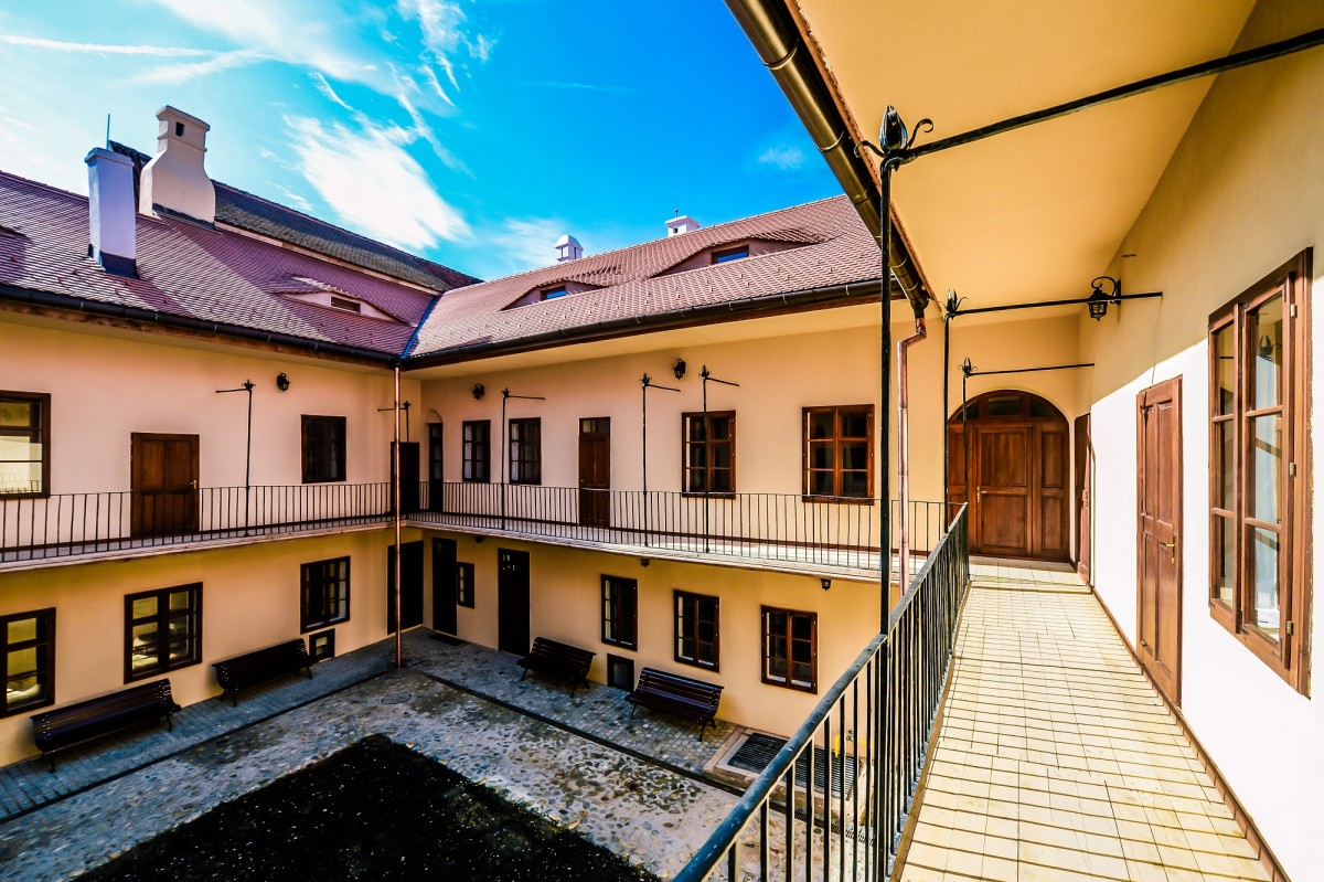 piata mica 22. 3