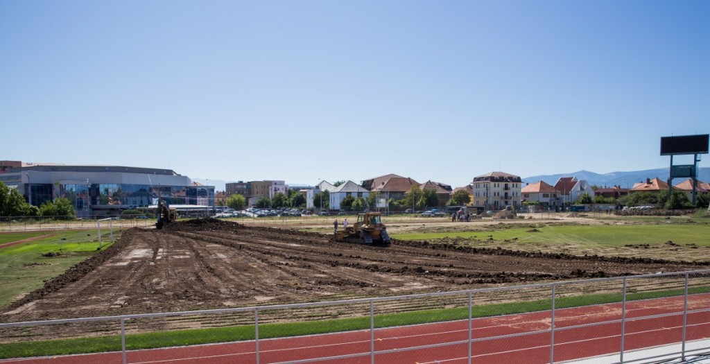 stadionul municipal inlocuire gazon utilaje santier iarba fotbal (1)