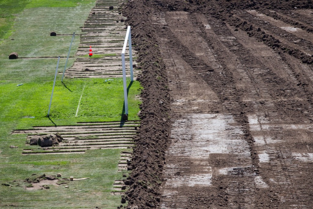 stadionul municipal inlocuire gazon utilaje santier iarba fotbal (14)