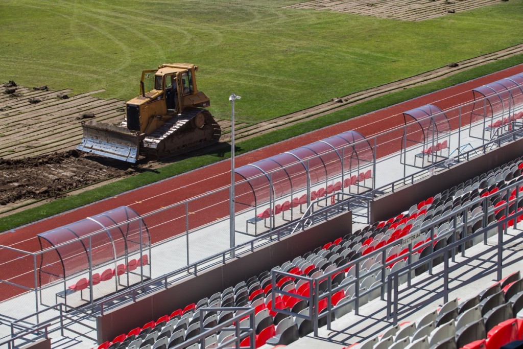 stadionul municipal inlocuire gazon utilaje santier iarba fotbal (18)