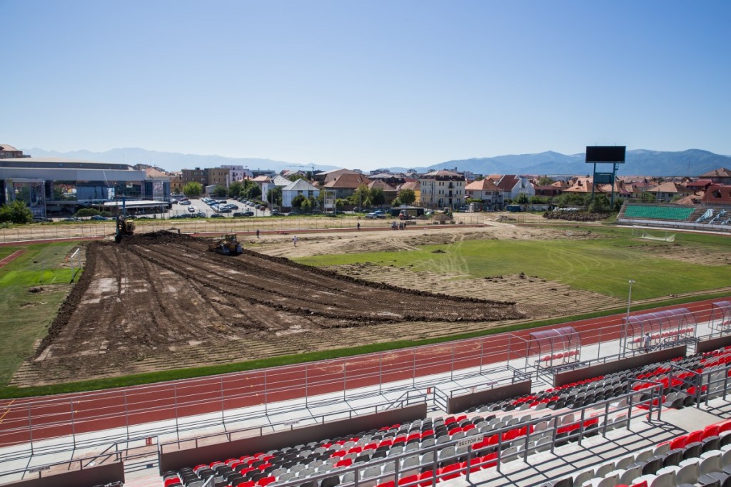 stadionul municipal inlocuire gazon utilaje santier iarba fotbal (2)