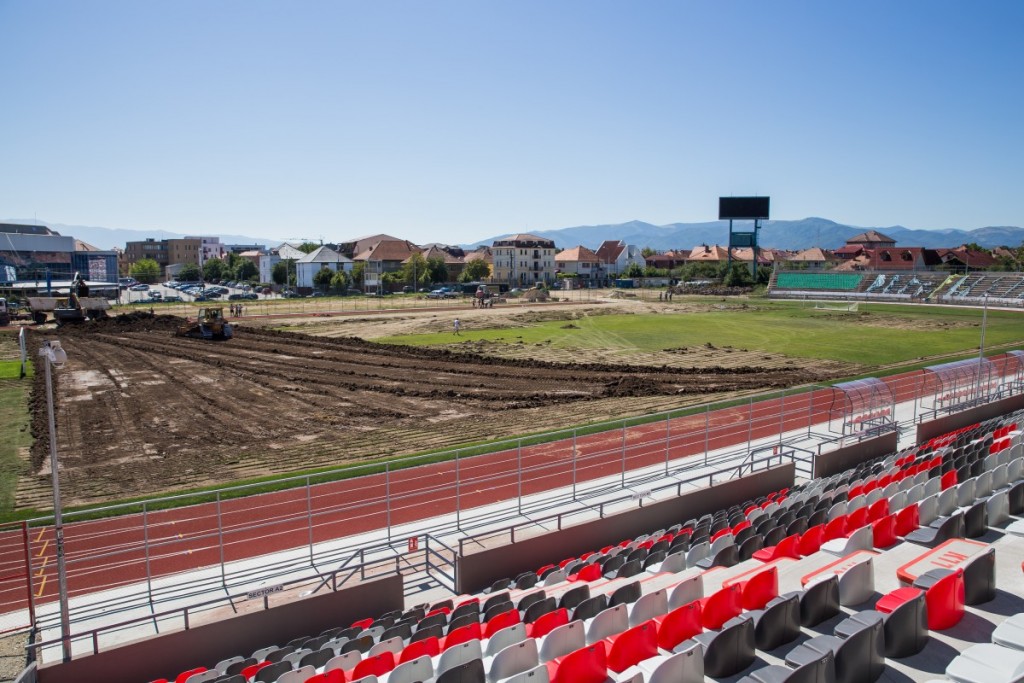 stadionul municipal inlocuire gazon utilaje santier iarba fotbal (24)