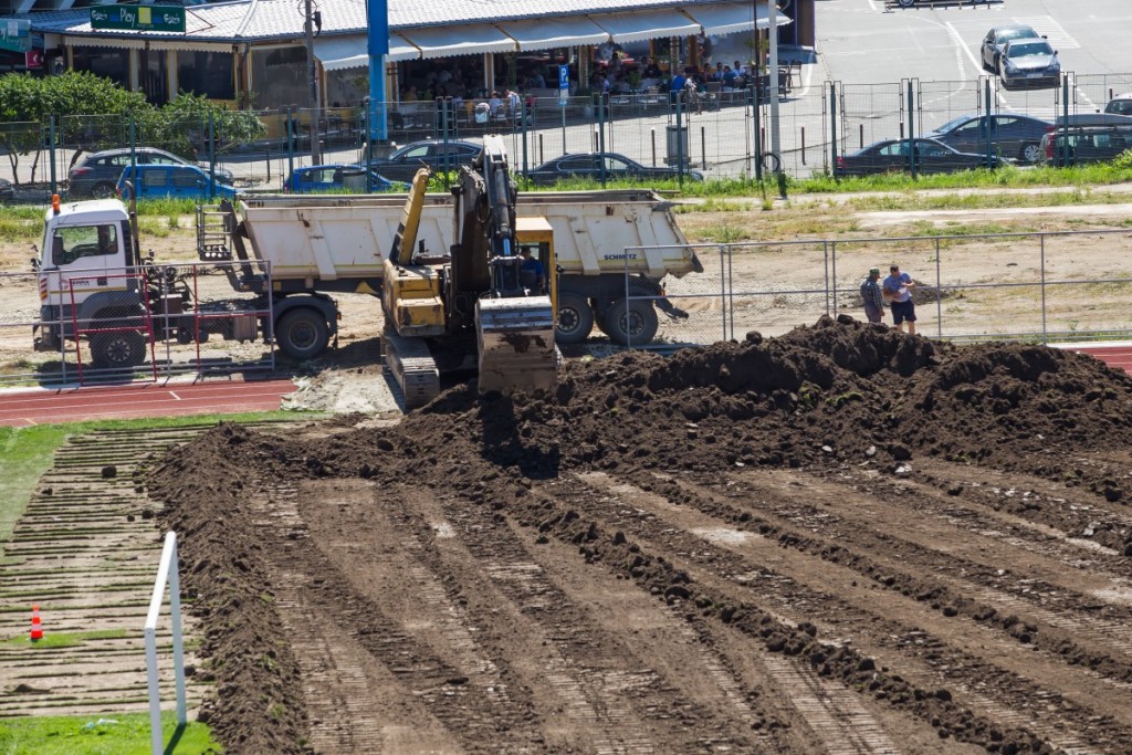 stadionul municipal inlocuire gazon utilaje santier iarba fotbal (8)