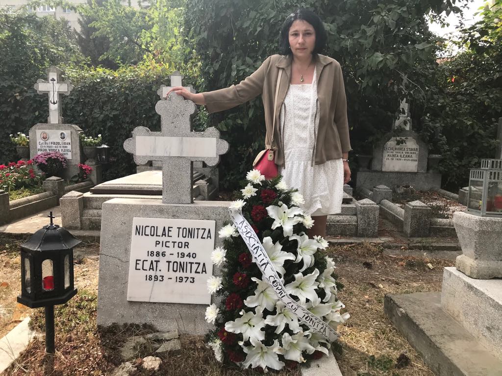 Andra Tonitza la mormântul stăbunicului ei din București.