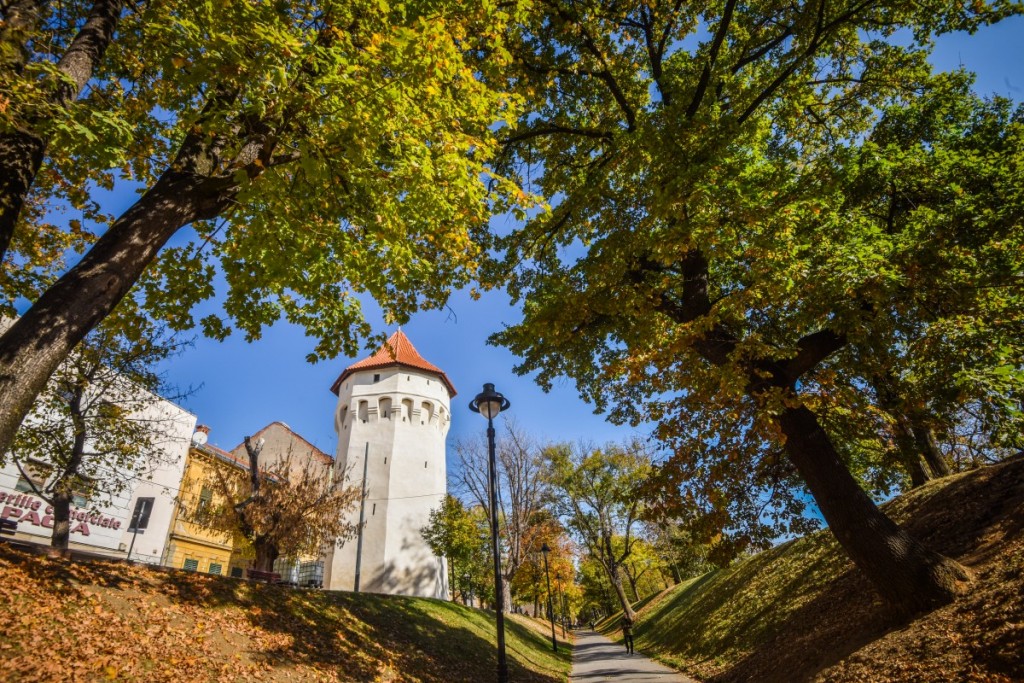 Sibiu parcul cetatii turn renovat toamna (15)