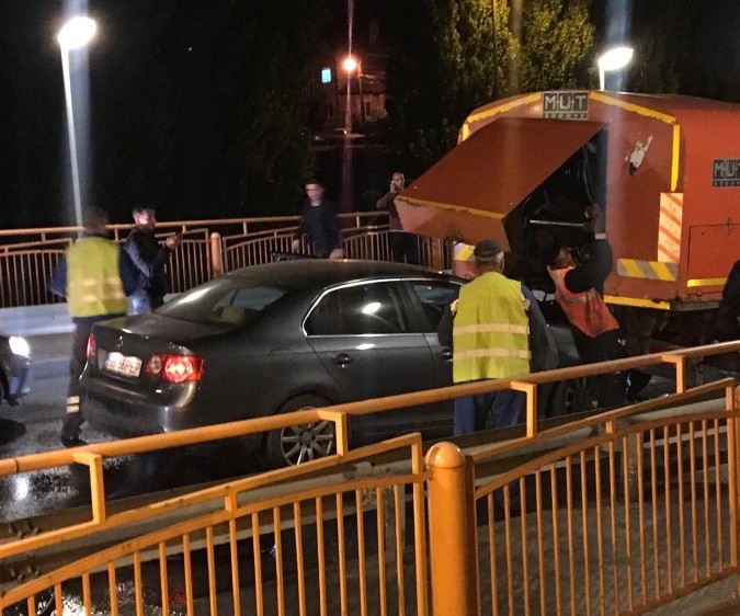 Ioan Furdui a rămas prins între cele două mașini. L-au scos cei de la SMURD dintre fiare