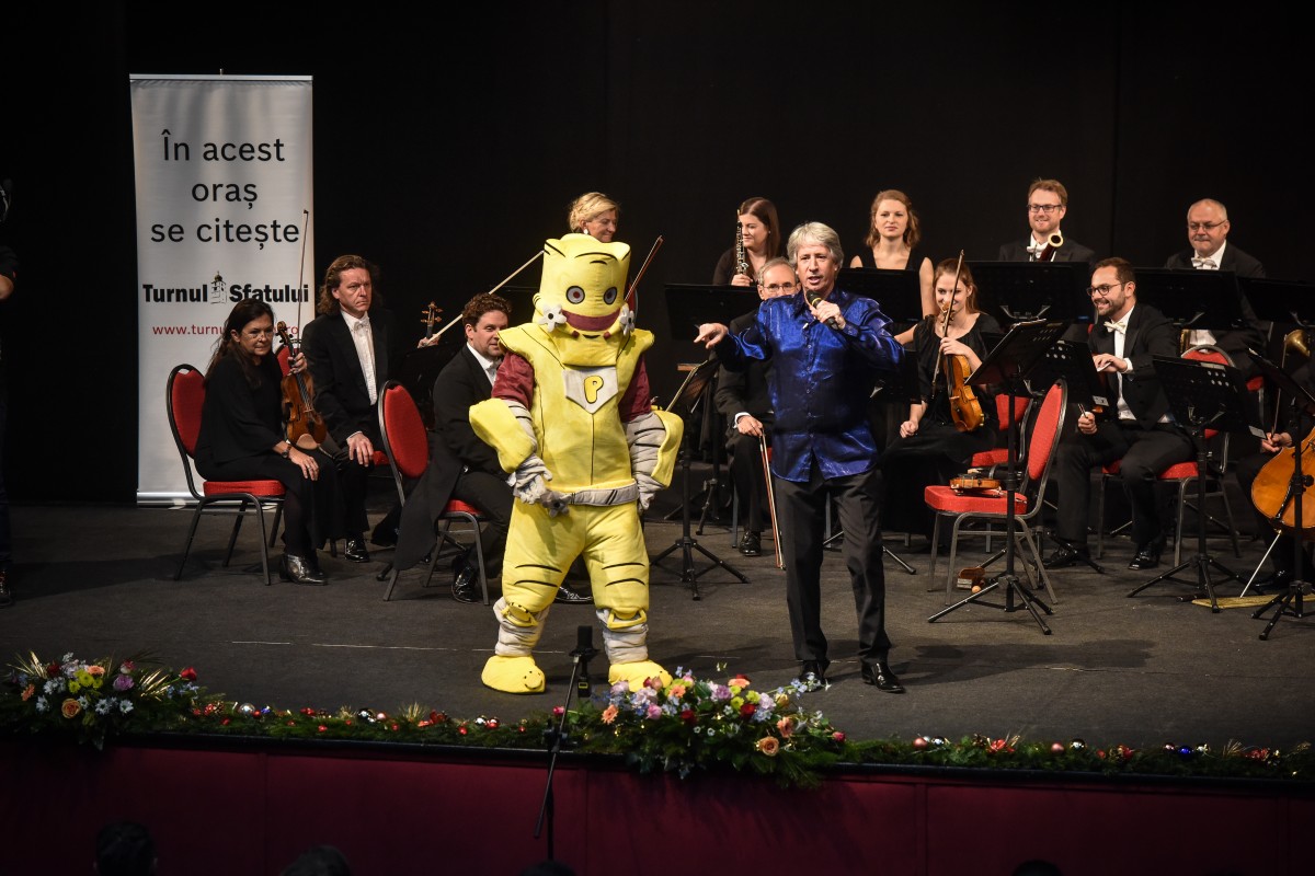 persoanje scena concert copii