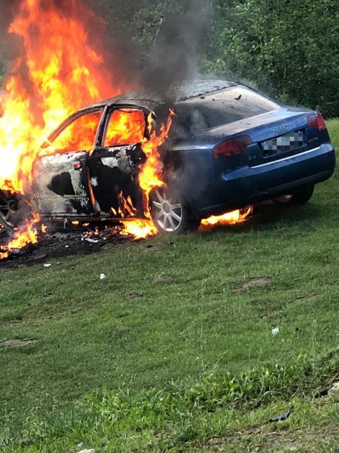 masina incendiata valea moasei2