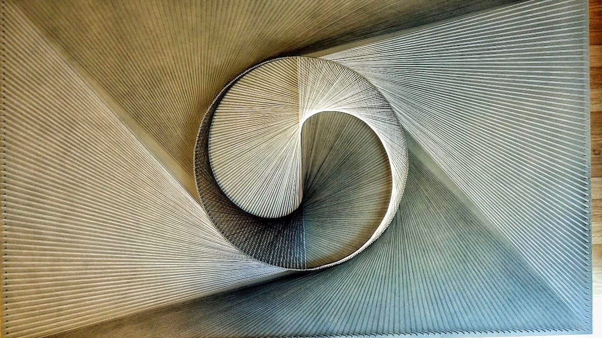 Un sibian creează tablouri inedite cu ață și cuie: „A început ca o formă de meditație activă”