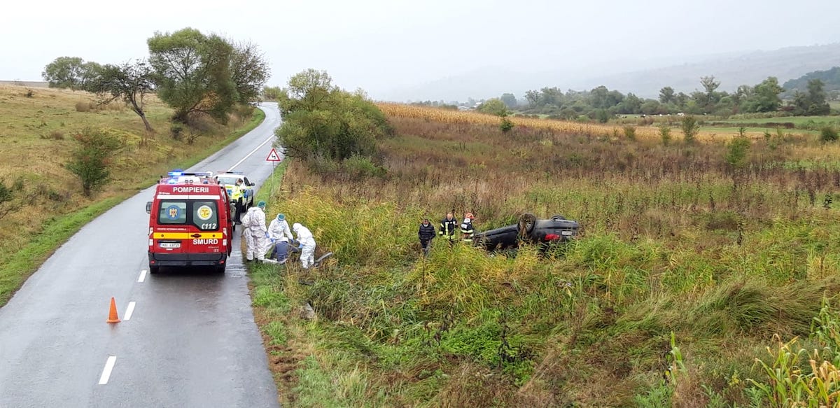 Autoturism răsturnat în afara drumului, după ce șoferul a adormit la volan