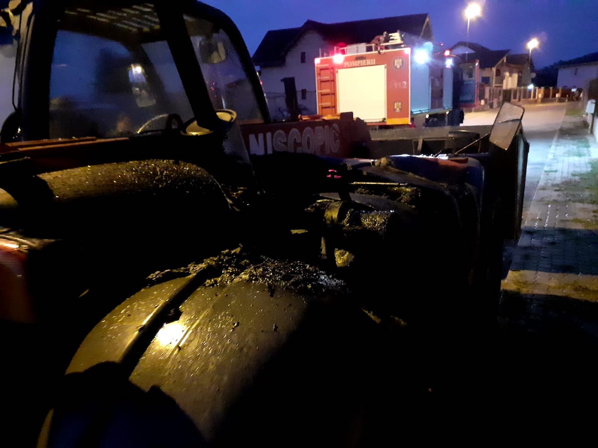 Incendiu la motorul unui utilaj agricol, în Șura Mică
