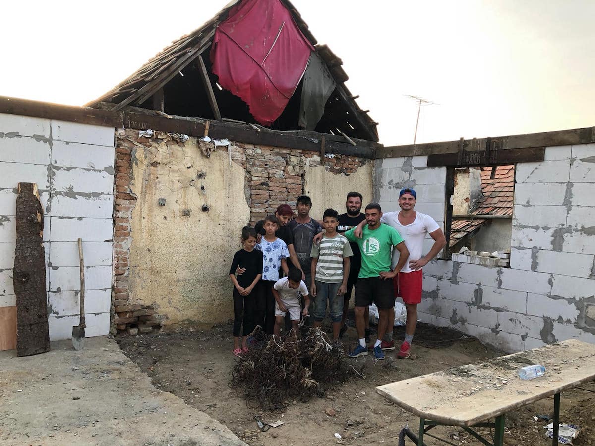 Sibienii construiesc o locuință pentru o familie cu șapte copii. Campionul Dani Natea: „Când am ajuns acolo, casa era căzută”