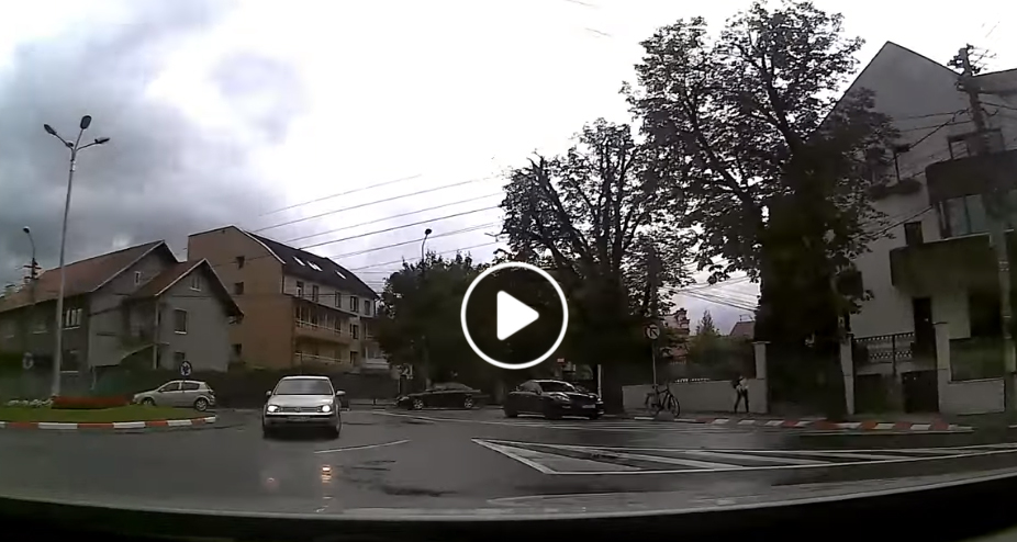 VIDEO - Șofer filmat cum parcurge sensul giratoriu în sens invers. Reacția Poliției Sibiu
