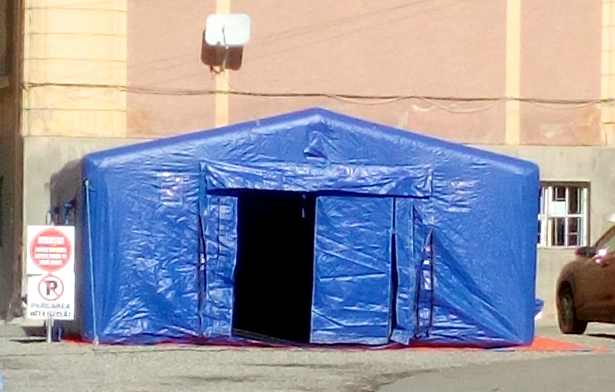 A fost montat primul cort pentru bolnavii Covid din cele două promise de autorități