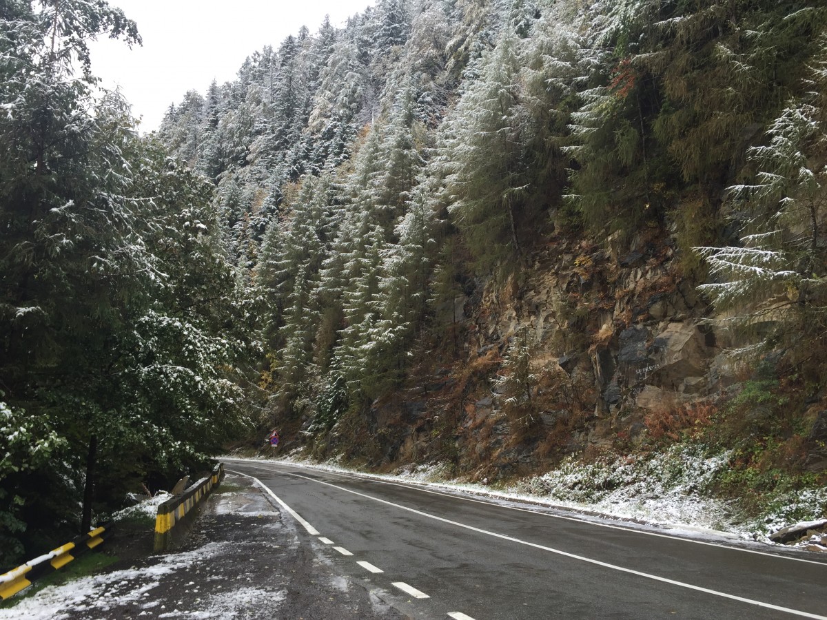 S-a schimbat regulamentul: anul acesta, circulația pe Transfăgărășan se închide mai repede