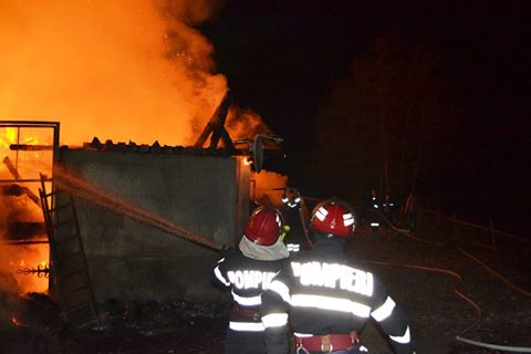 Incendiul de amploare din cauza unui coș de fum necurățat, la o casă din Arpașul de Sus