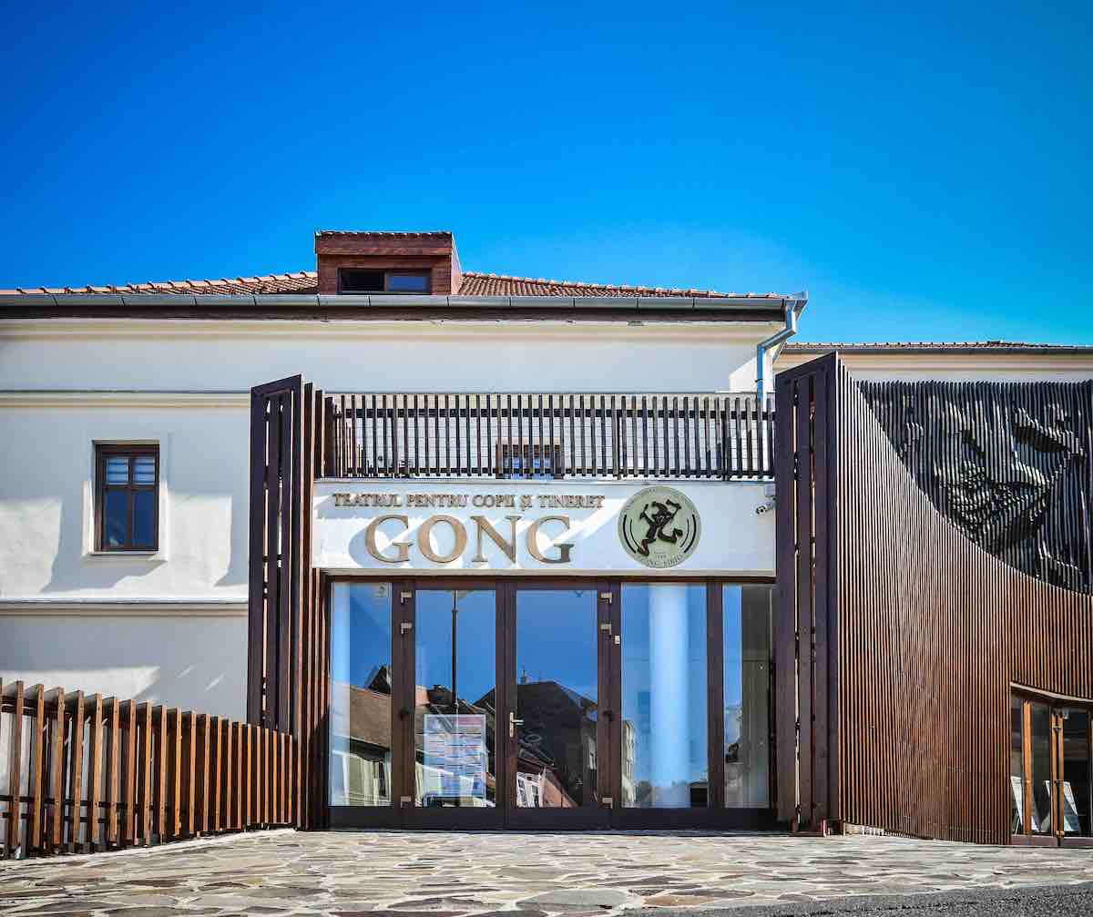 Teatrul Gong va fi iluminat în turcoaz-albastru pentru copiii dislexici