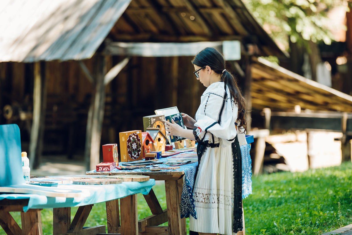 O sibiancă pictează mobilă în stil săsesc, la 18 ani. „Îmi doresc să împărtășesc meșteșugul și altor tineri”