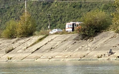 O persoană a decedat după ce a lovit cu undița fire de curent electric