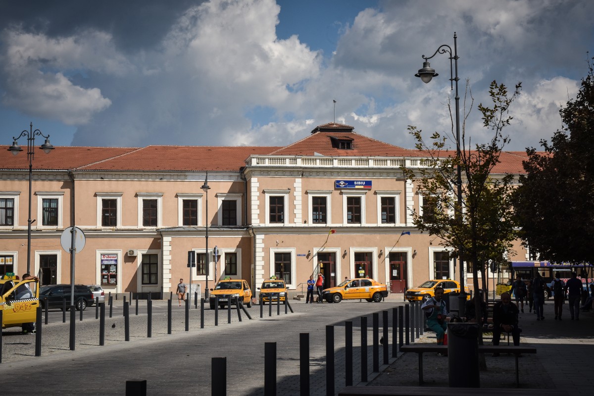 Un tânăr urmărit național a fost depistat de polițiști în Gara Sibiu 