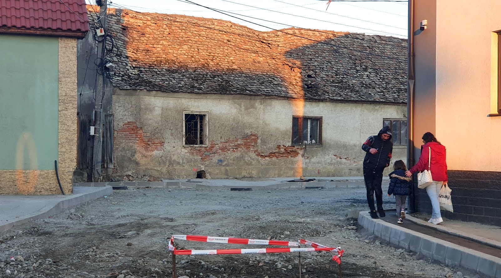 Soluția Primăriei în ”conflictul rutier” de pe cel mai scump șantier: pietonii și bicicliștii primesc un metru de trotuar