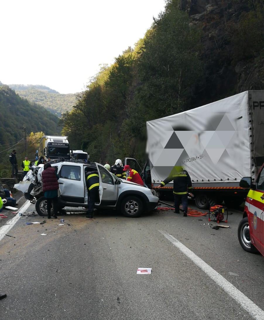 Trafic blocat total pe Valea Oltului, în urma unui accident. O victimă a fost descarcerată